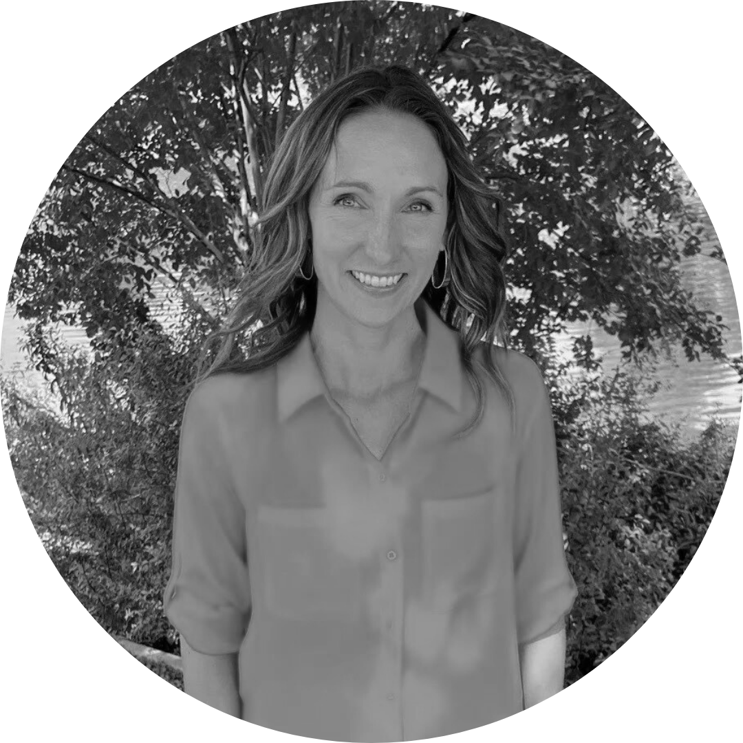 Amber Larson-circle bw